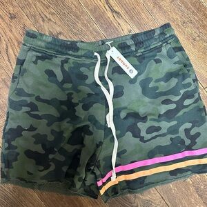 NWT Sundry Camo Shorts With 2 Tone Stripes Women’s Size 2 (med)